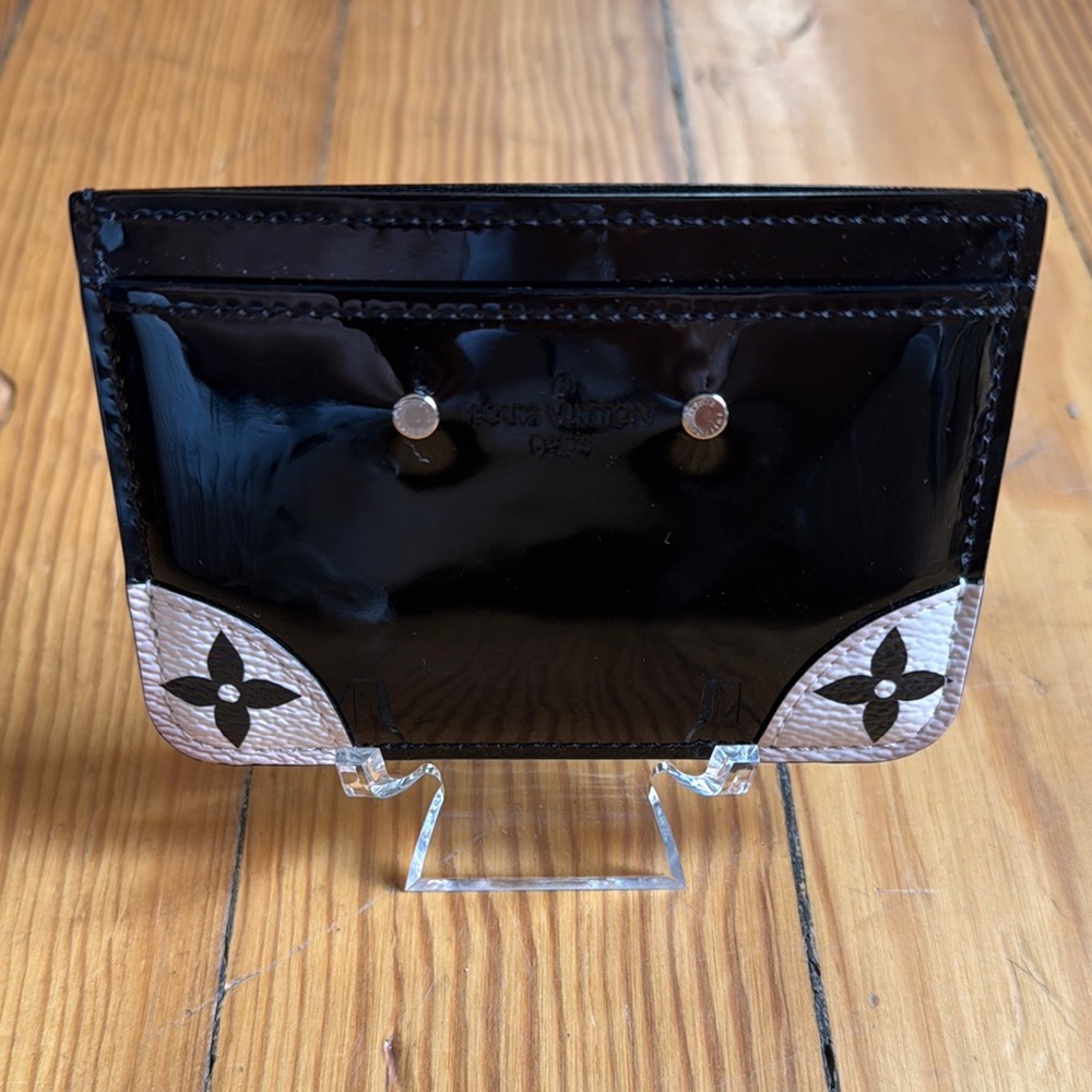 Authentic Louis Vuitton Black and White Card Holder-in excellent condition.